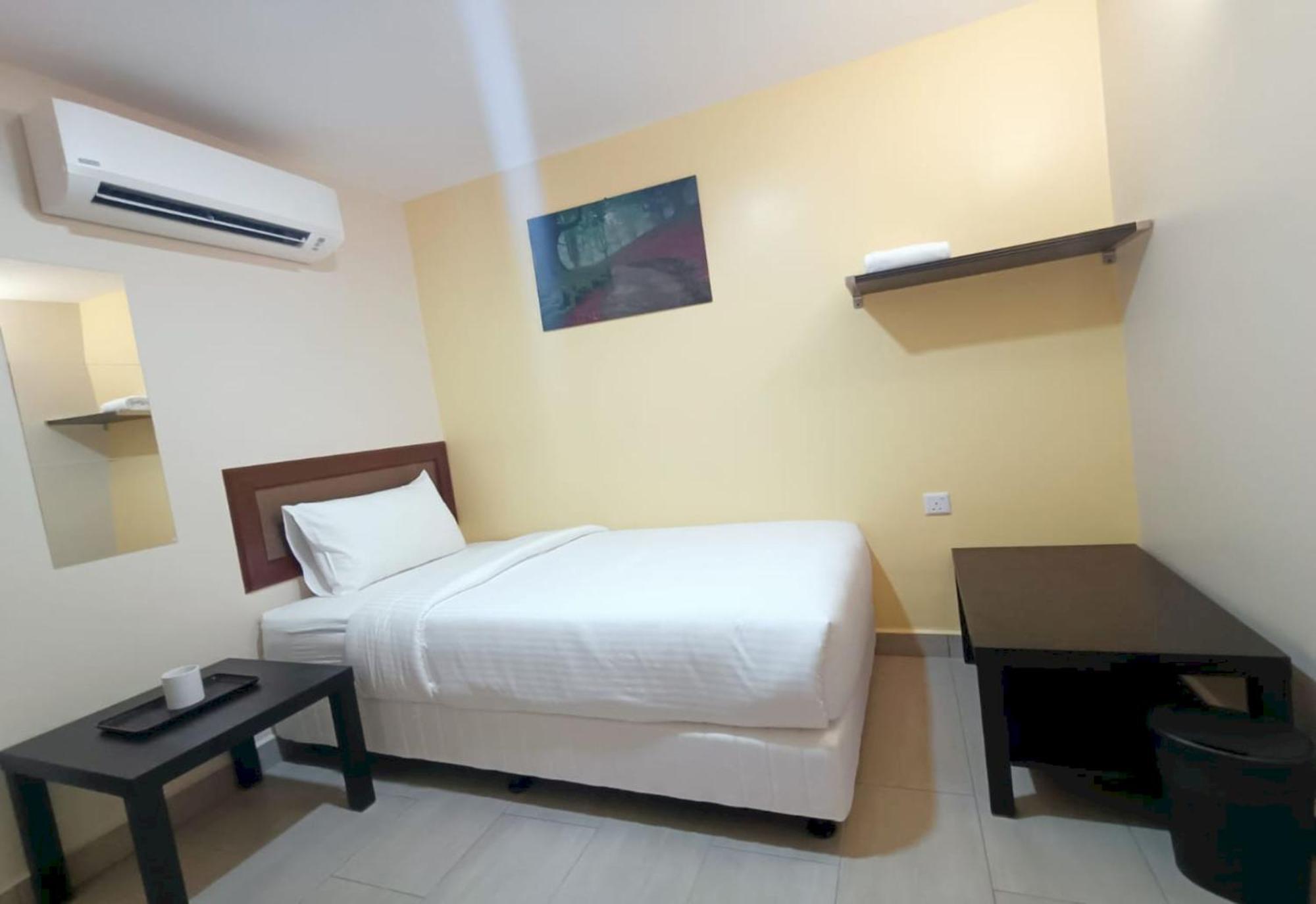 Capital O 90897 Island City Hotel George Town Buitenkant foto