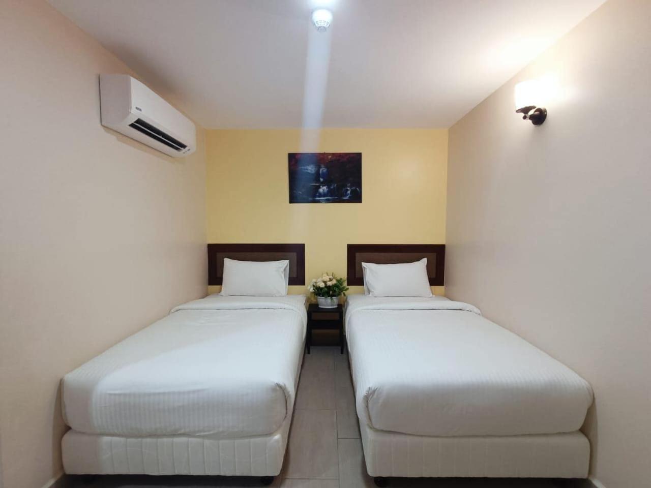 Capital O 90897 Island City Hotel George Town Buitenkant foto