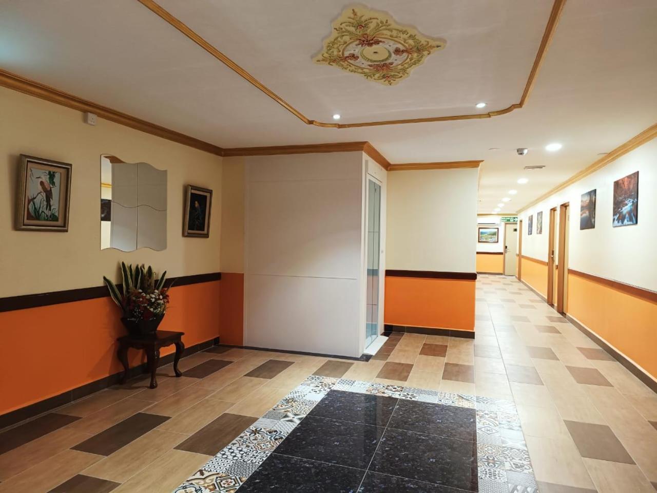 Capital O 90897 Island City Hotel George Town Buitenkant foto