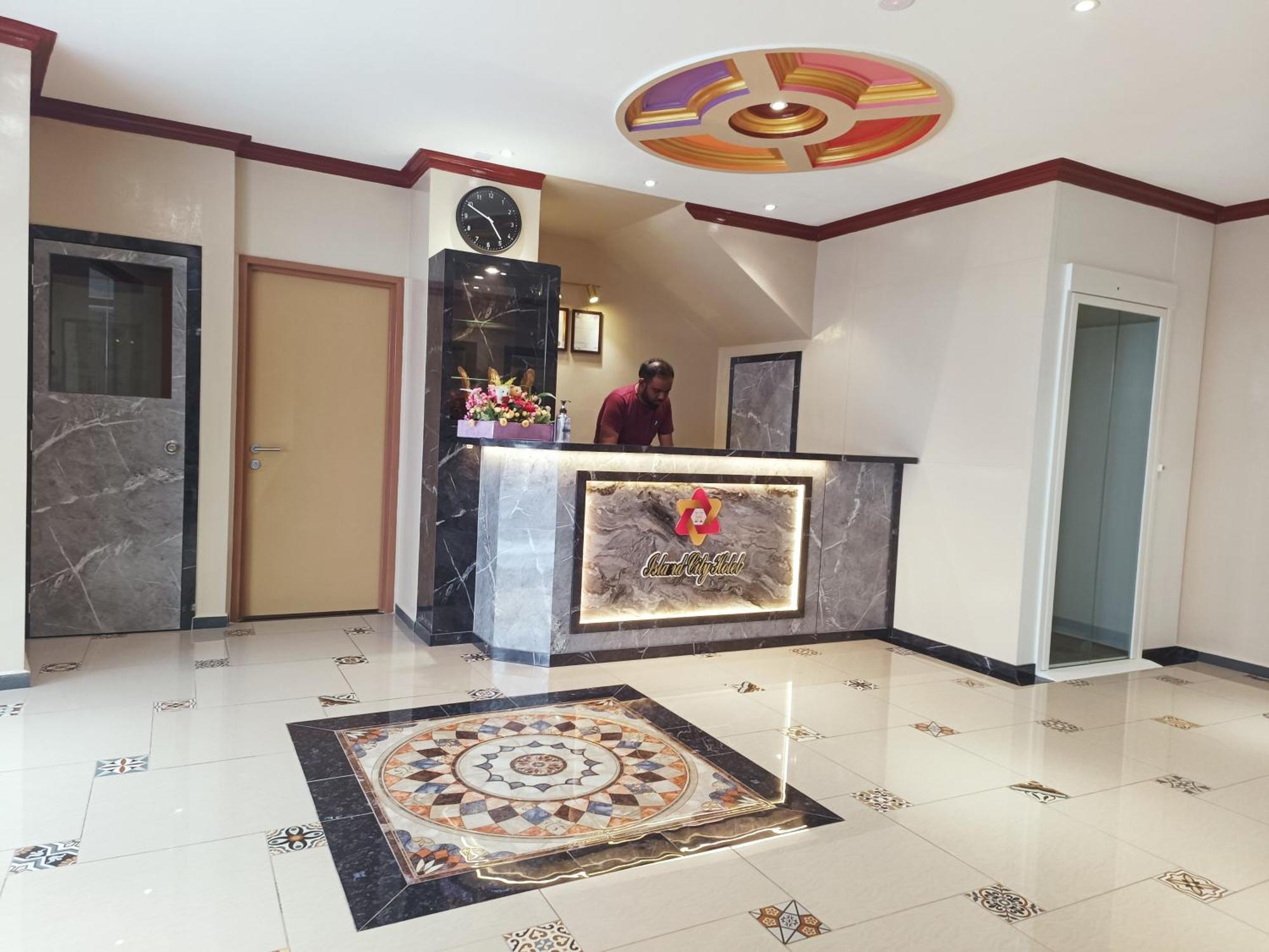 Capital O 90897 Island City Hotel George Town Buitenkant foto